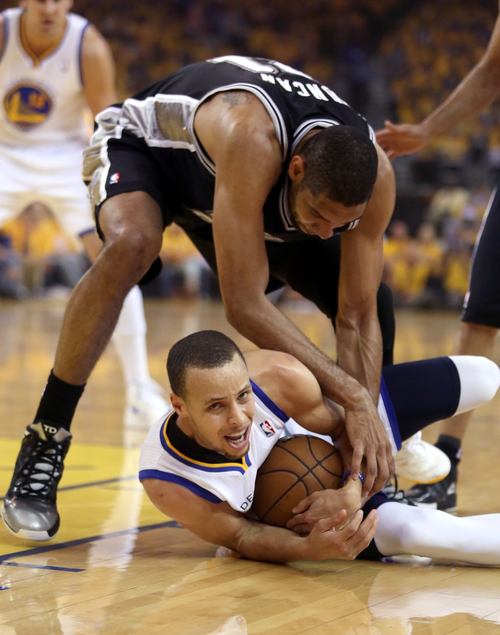 九游官方-下场准备超邓肯！库里替补4记三分贡献17分5板2助1断